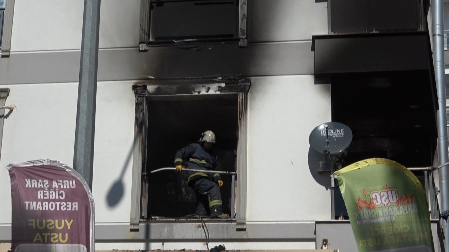 Antalya’da 4 Katlı Binada Yangın Paniği: 2’si Çocuk 6 Kişi Dumandan Etkilendi