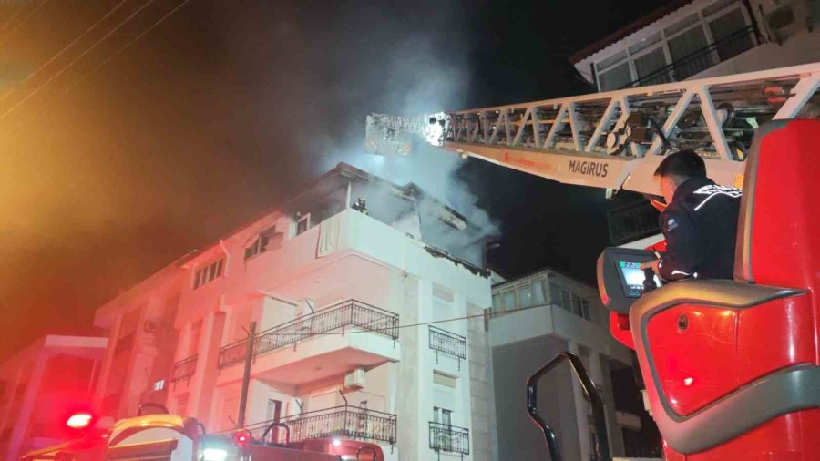 Korkutan Yangında Mahsur Kalan Kediyi İtfaiye Kurtardı