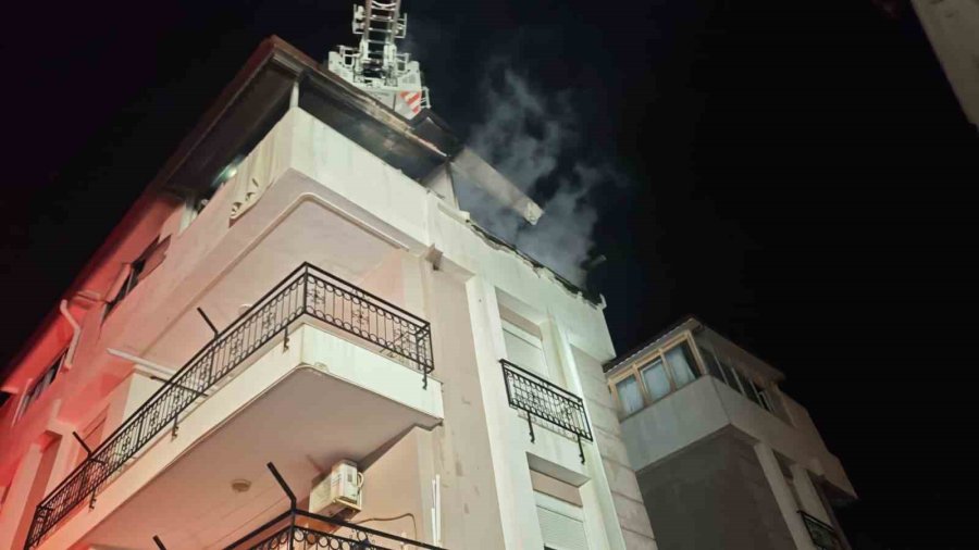 Korkutan Yangında Mahsur Kalan Kediyi İtfaiye Kurtardı