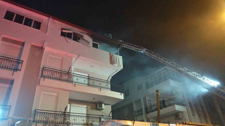 Korkutan Yangında Mahsur Kalan Kediyi İtfaiye Kurtardı