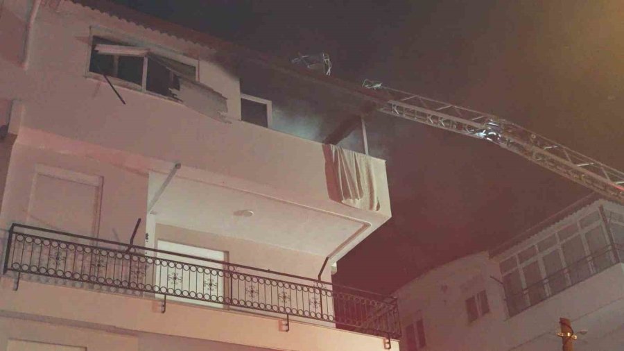 Korkutan Yangında Mahsur Kalan Kediyi İtfaiye Kurtardı