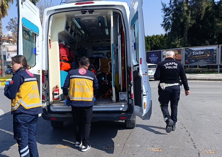 Kavşaktan Dönmeye Çalışırken Motosikleti Devirdi: 1 Yaralı