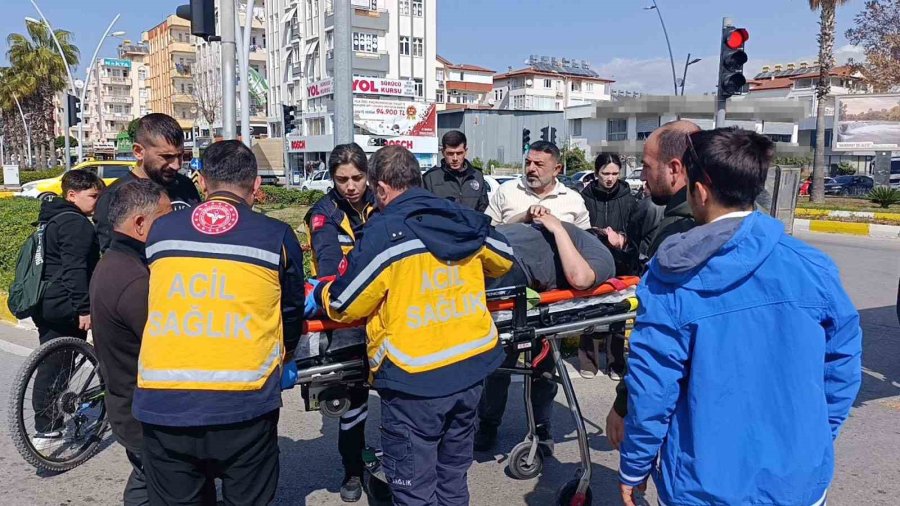 Kavşaktan Dönmeye Çalışırken Motosikleti Devirdi: 1 Yaralı