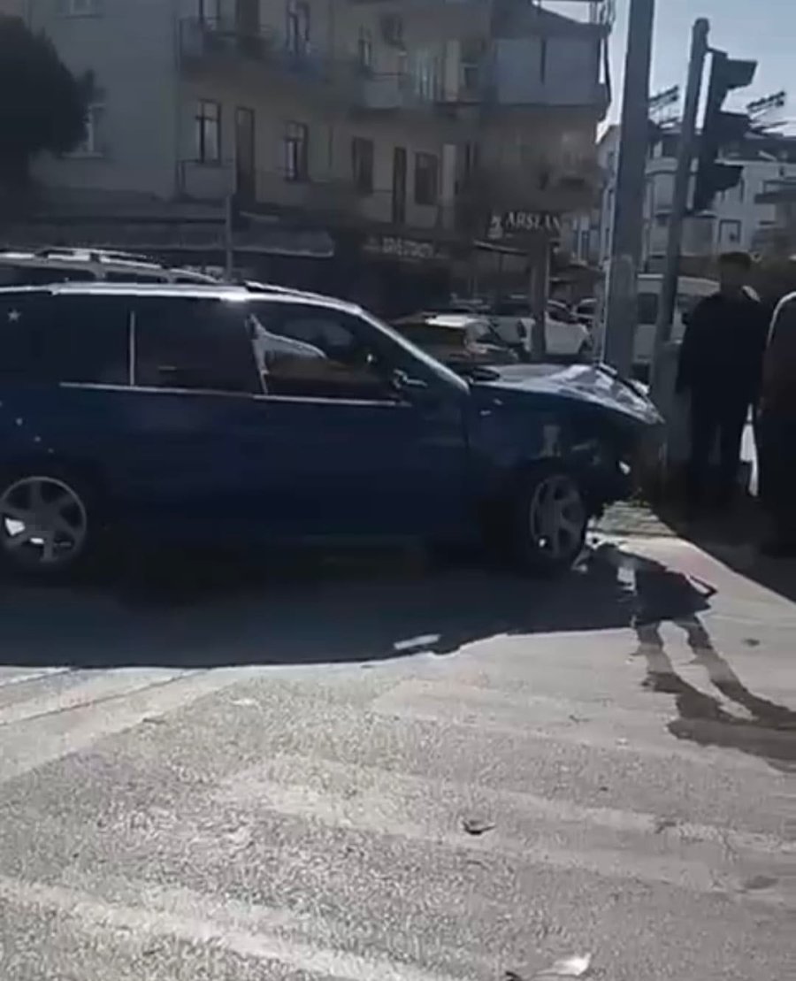 Manavgat’ta İki Otomobil Kavşakta Çarpıştı