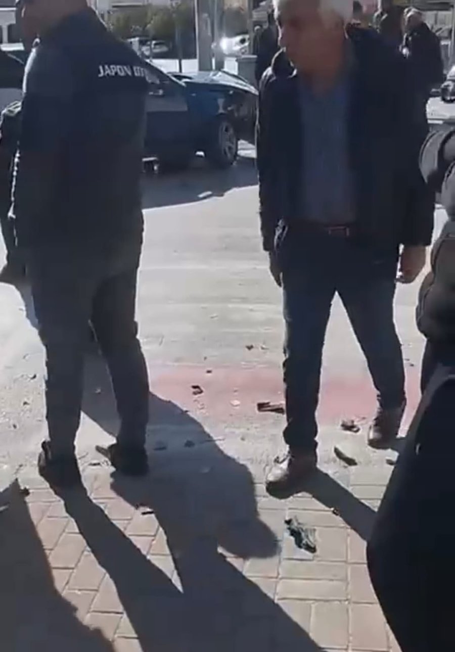 Manavgat’ta İki Otomobil Kavşakta Çarpıştı