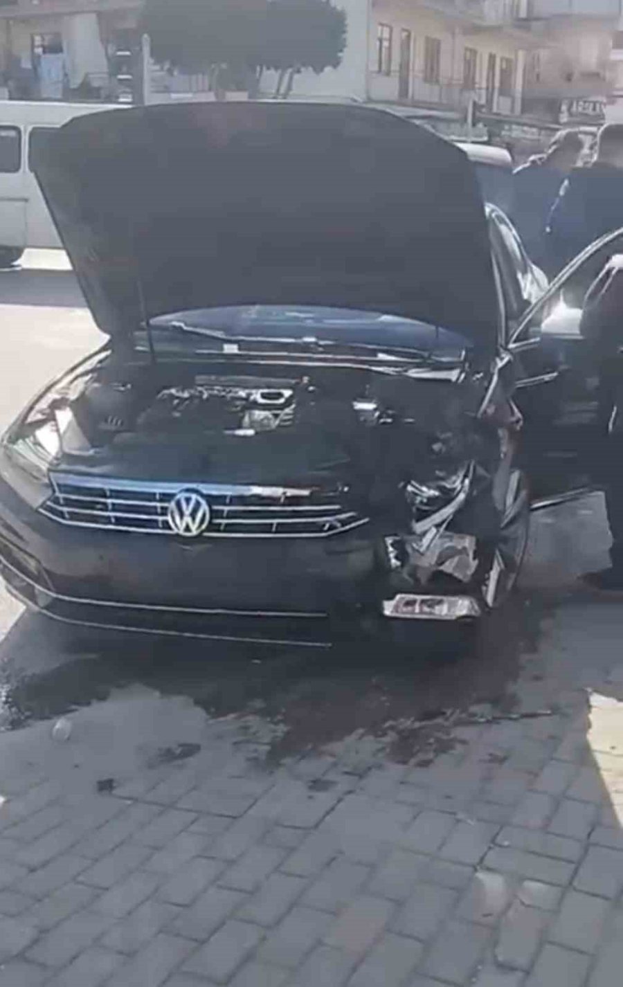 Manavgat’ta İki Otomobil Kavşakta Çarpıştı