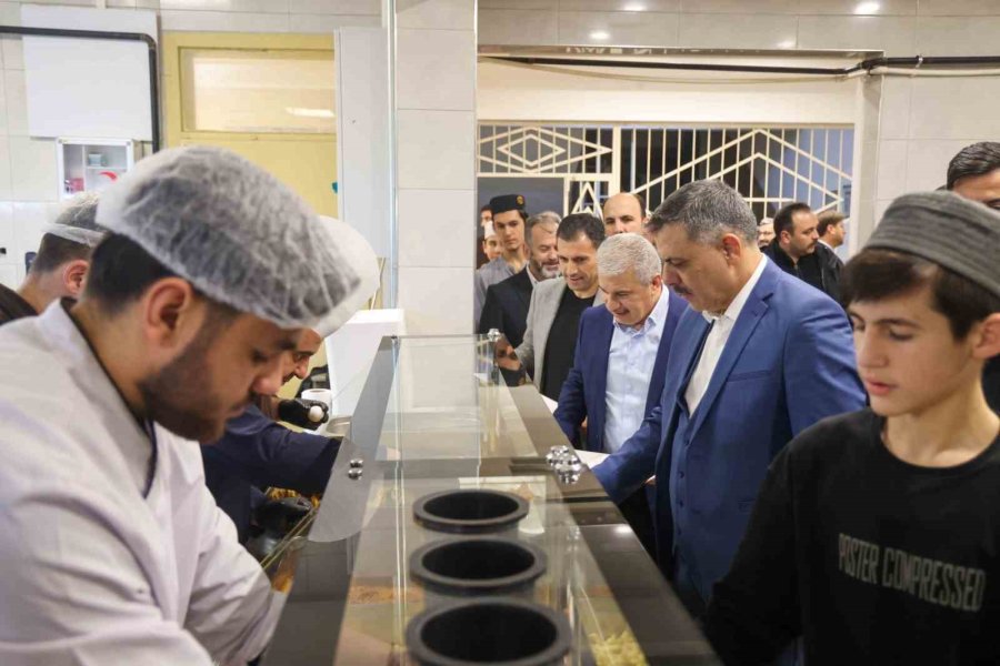 İçişleri Bakanı Mustafa Çiftçi, Kur’an Kursu Öğrencileriyle Sahur Yaptı