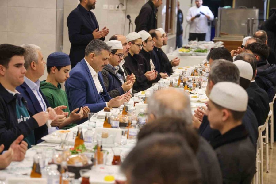 İçişleri Bakanı Mustafa Çiftçi, Kur’an Kursu Öğrencileriyle Sahur Yaptı
