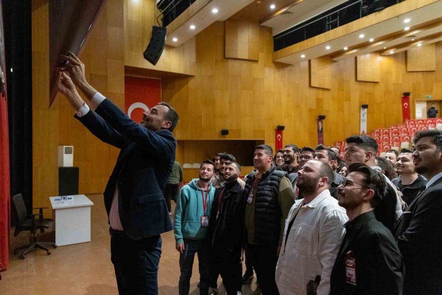 Başkan Vekili Çiçek: "mikrofon Gençlikte" Programının İlk Konuğu Oldu