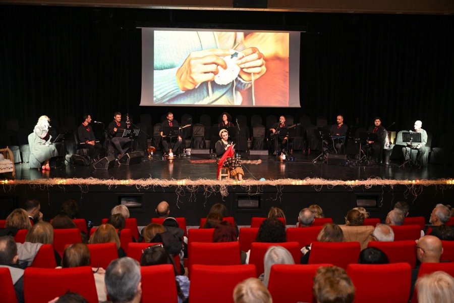 Mersin’de ‘ilmek İlmek Kadın’ Gösterisi İzleyenleri Duygulandırdı