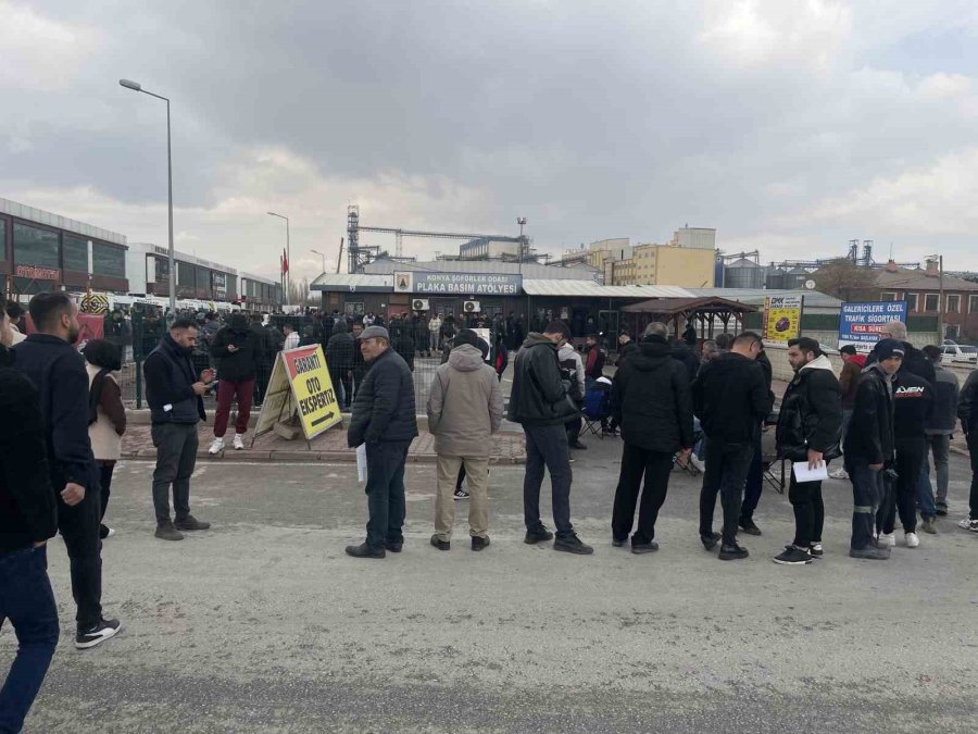 Konya’da Plaka Değiştirme Kuyruğu