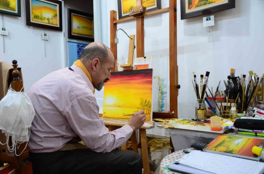 Bir Bisküvi Kutusuyla Başladı, 15 Bine Yakın Parçadan Oluşan Etnografya Koleksiyonuna Dönüştü