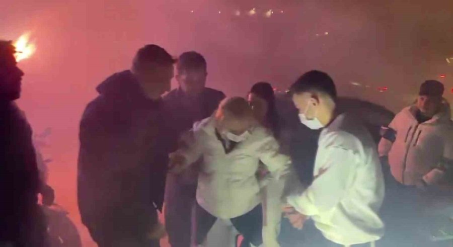 Hastanede Tedavi Gören Kanser Hastası Kadına Arkadaşlarından 8 Mart Sürprizi