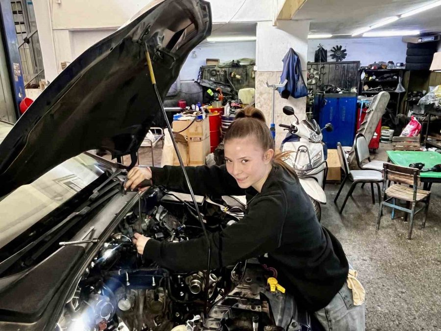 Sanayinin 17 Yaşındaki Oto Tamircisi Kadın Ustası