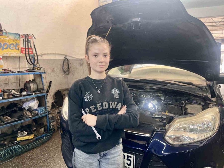 Sanayinin 17 Yaşındaki Oto Tamircisi Kadın Ustası