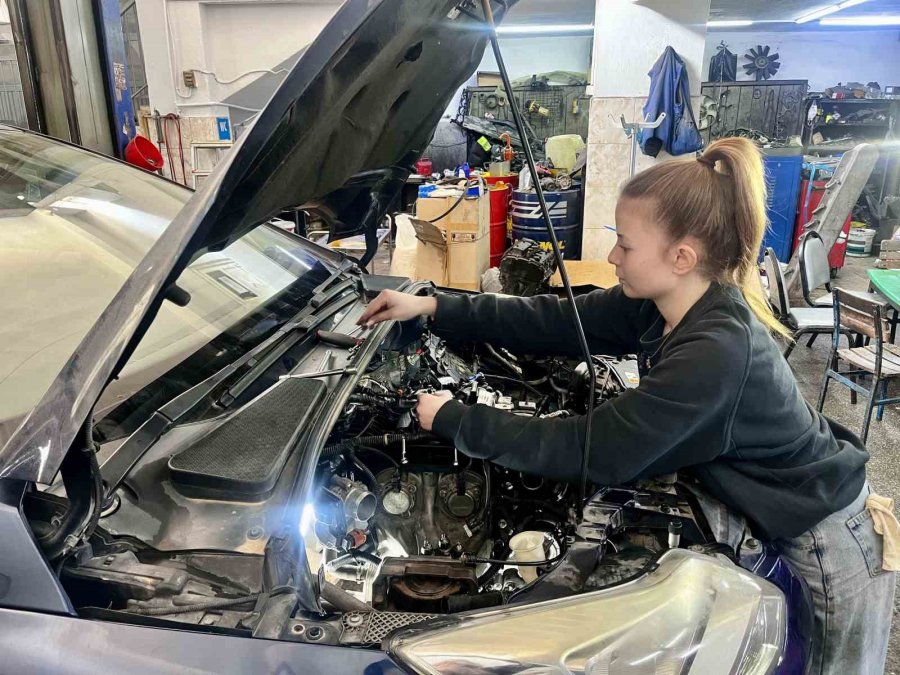Sanayinin 17 Yaşındaki Oto Tamircisi Kadın Ustası