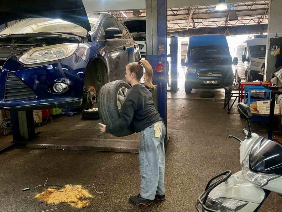Sanayinin 17 Yaşındaki Oto Tamircisi Kadın Ustası