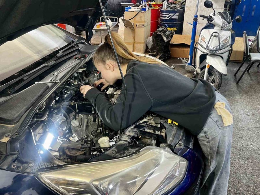 Sanayinin 17 Yaşındaki Oto Tamircisi Kadın Ustası