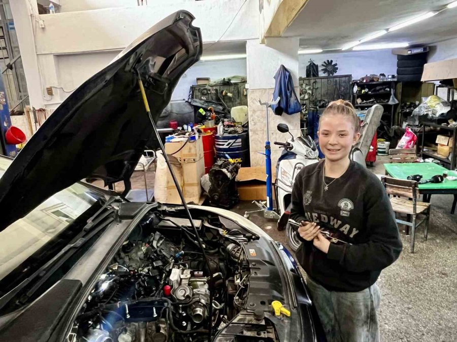 Sanayinin 17 Yaşındaki Oto Tamircisi Kadın Ustası