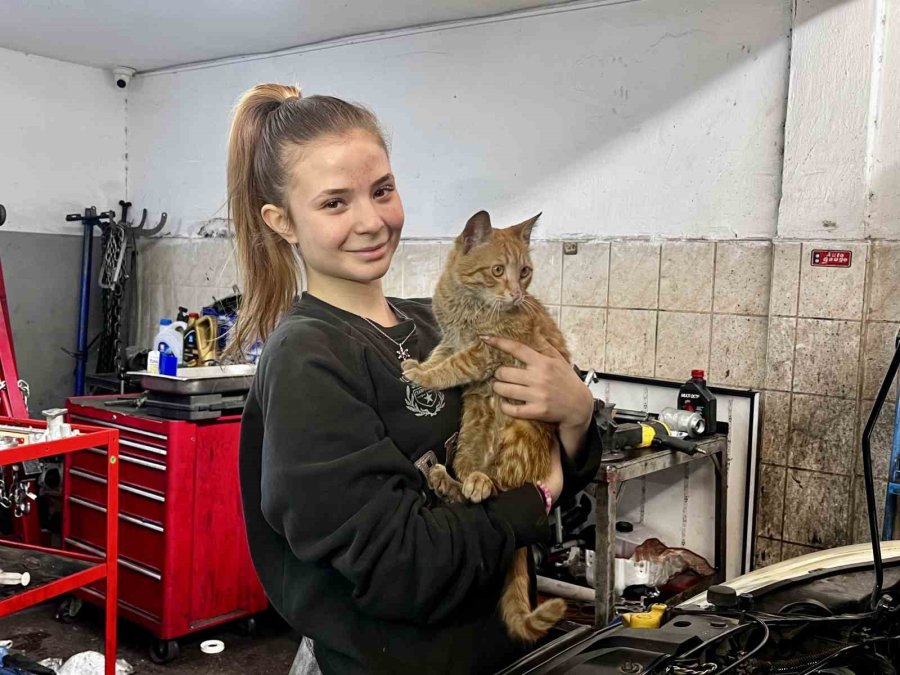 Sanayinin 17 Yaşındaki Oto Tamircisi Kadın Ustası