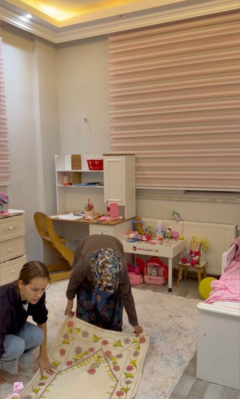 Türk Eşinin Babaannesine Abdest Aldırıp Seccadesini Serdi, 11 Milyon İzlenip Gönüllerin Gelini Oldu