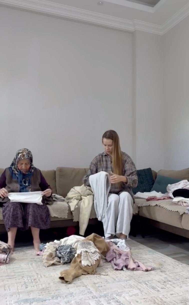 Türk Eşinin Babaannesine Abdest Aldırıp Seccadesini Serdi, 11 Milyon İzlenip Gönüllerin Gelini Oldu