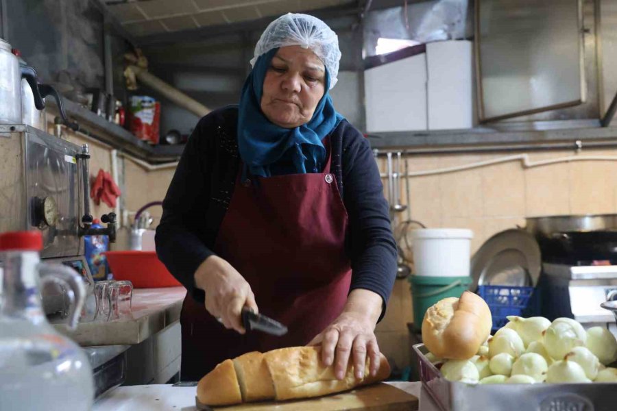 Emekli Sema Öğretmen Aşevinde Engelli Ve Kimsesizlere "anne" Oldu
