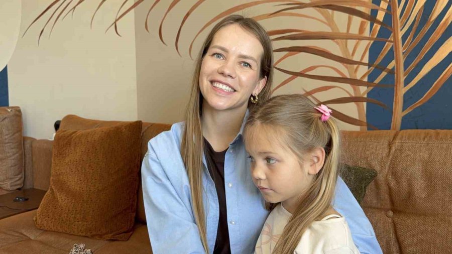 Türk Eşinin Babaannesine Abdest Aldırıp Seccadesini Serdi, 11 Milyon İzlenip Gönüllerin Gelini Oldu