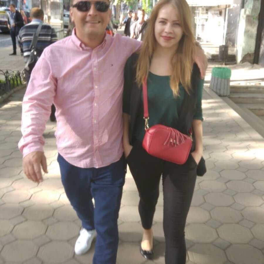 Türk Eşinin Babaannesine Abdest Aldırıp Seccadesini Serdi, 11 Milyon İzlenip Gönüllerin Gelini Oldu