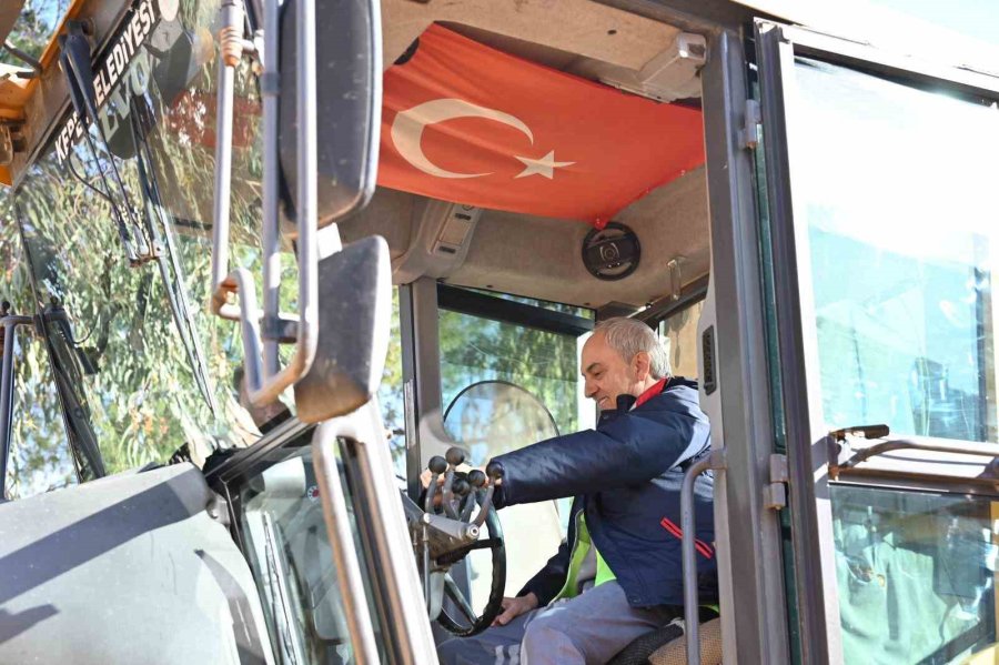 Başkan Kocagöz İşçi Elbisesini Giydi, İş Makinesinin Başına Geçti