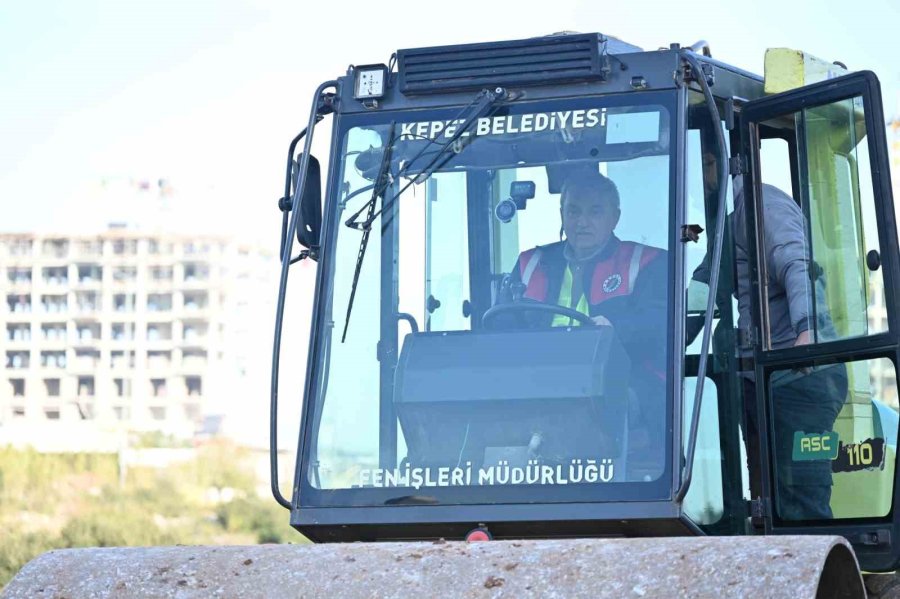 Başkan Kocagöz İşçi Elbisesini Giydi, İş Makinesinin Başına Geçti
