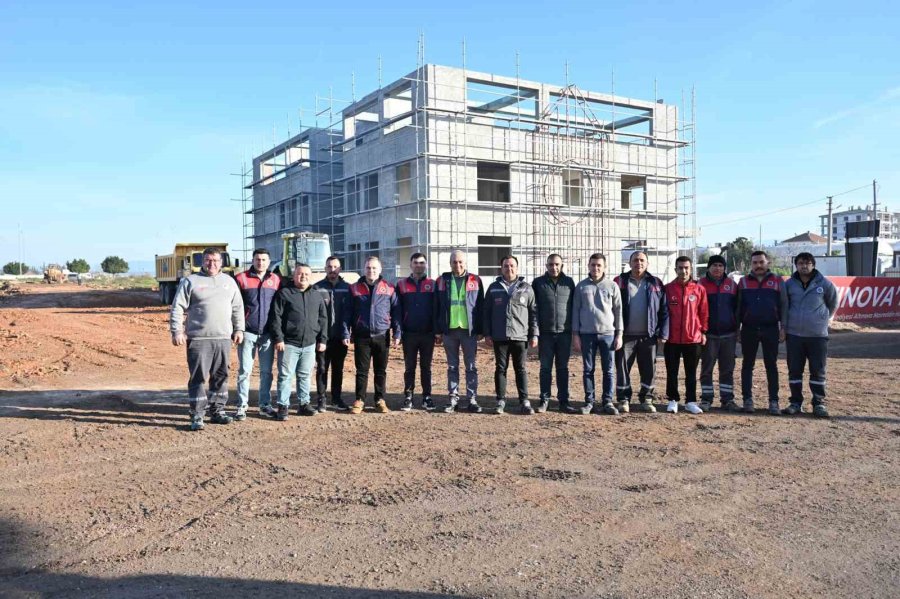 Başkan Kocagöz İşçi Elbisesini Giydi, İş Makinesinin Başına Geçti