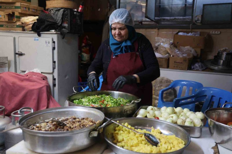 Emekli Sema Öğretmen Aşevinde Engelli Ve Kimsesizlere "anne" Oldu
