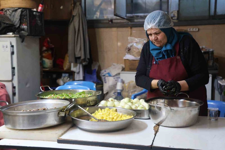 Emekli Sema Öğretmen Aşevinde Engelli Ve Kimsesizlere "anne" Oldu