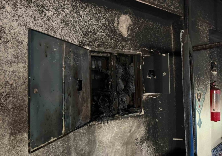 Mersin’de Camide Çıkan Yangın Hasara Yol Açtı