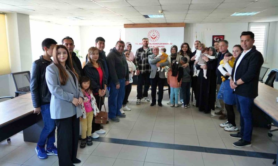 Antalya’da 10 Çocuk Yeni Ailesine Kavuştu: "kendim Doğurmuş Gibiyim"