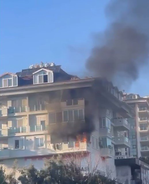 Alanya’da Apartman Balkonunda Çıkan Yangın Korkuttu