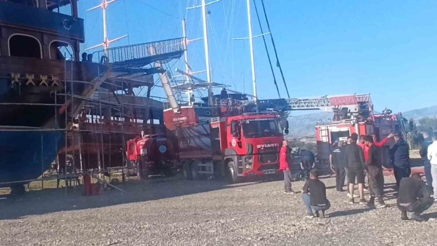 Bakım Sırasında Tur Teknesi Alev Aldı Dumandan Etkilenen İşçi Hastanelik Oldu