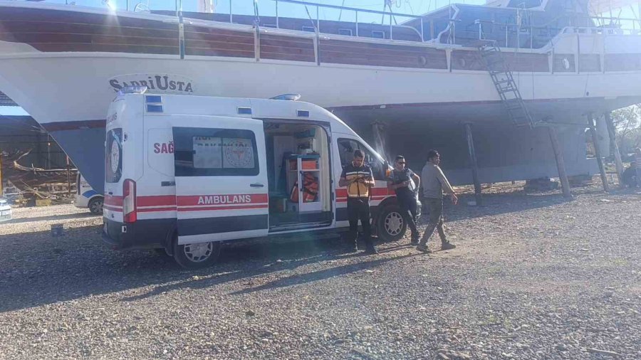 Bakım Sırasında Tur Teknesi Alev Aldı Dumandan Etkilenen İşçi Hastanelik Oldu