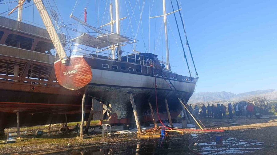 Bakım Sırasında Tur Teknesi Alev Aldı Dumandan Etkilenen İşçi Hastanelik Oldu