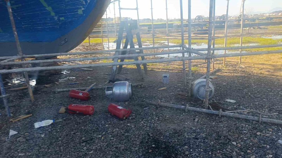 Bakım Sırasında Tur Teknesi Alev Aldı Dumandan Etkilenen İşçi Hastanelik Oldu