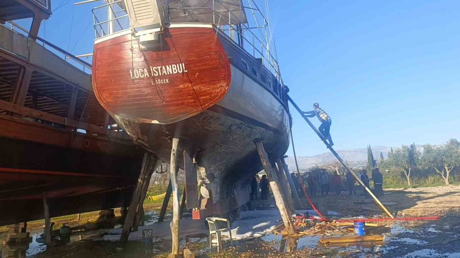 Bakım Sırasında Tur Teknesi Alev Aldı Dumandan Etkilenen İşçi Hastanelik Oldu