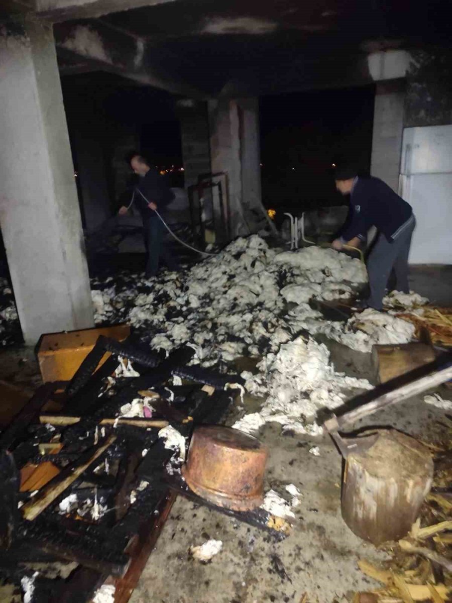 Manavgat’ta Ardiye Yangını Korkuttu