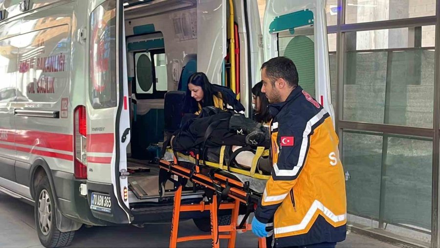 Karaman’da Motosiklet Şarampole Devrildi: 2 Yaralı