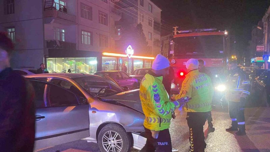 Park Halindeki Araca Çarpan Otomobil Kamerada: 2 Yaralı