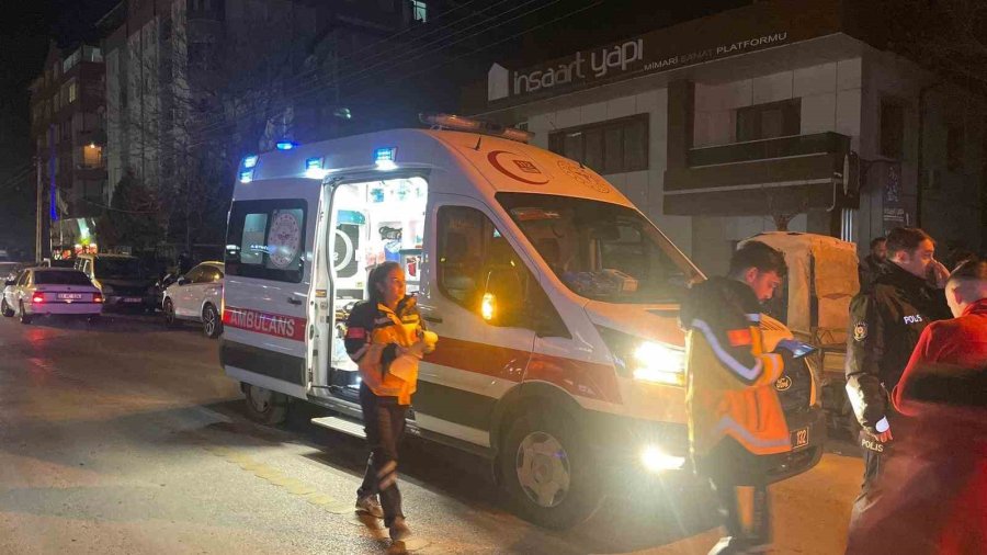 Park Halindeki Araca Çarpan Otomobil Kamerada: 2 Yaralı