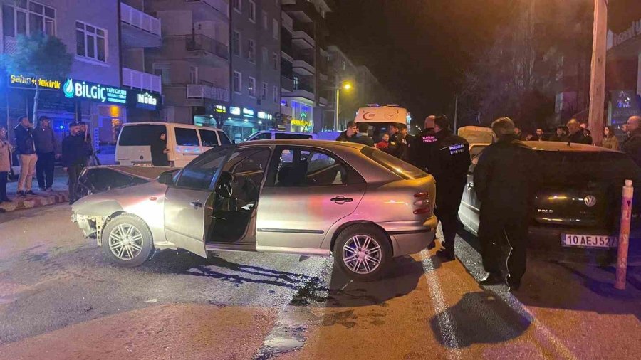 Park Halindeki Araca Çarpan Otomobil Kamerada: 2 Yaralı