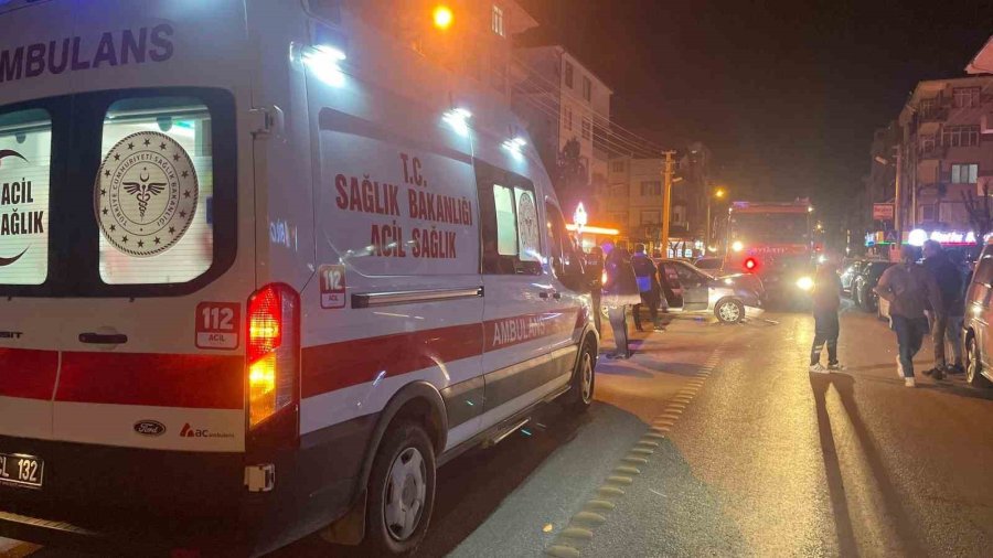 Park Halindeki Araca Çarpan Otomobil Kamerada: 2 Yaralı