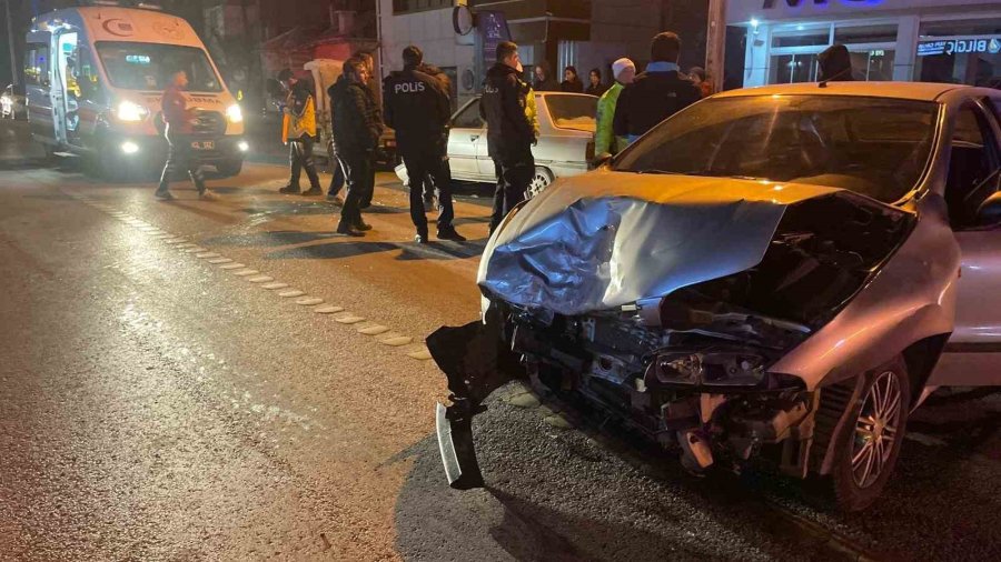 Park Halindeki Araca Çarpan Otomobil Kamerada: 2 Yaralı