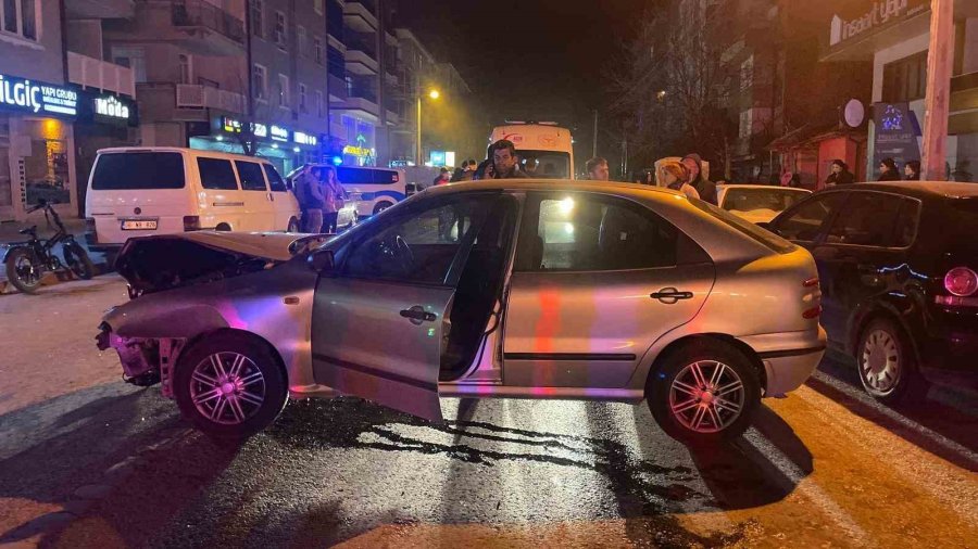 Park Halindeki Araca Çarpan Otomobil Kamerada: 2 Yaralı